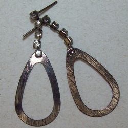 brinco de estamparia banho grafite gota vazada laminada 55x20mm corrente strass pino e tarraxa. Par